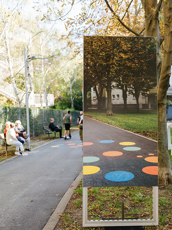 Spielpiktogramme auf dem Bergtaidingweg in bunten Farben