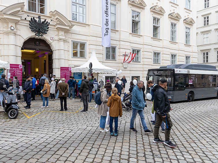 Das Bus-Labor am Minoritenplatz