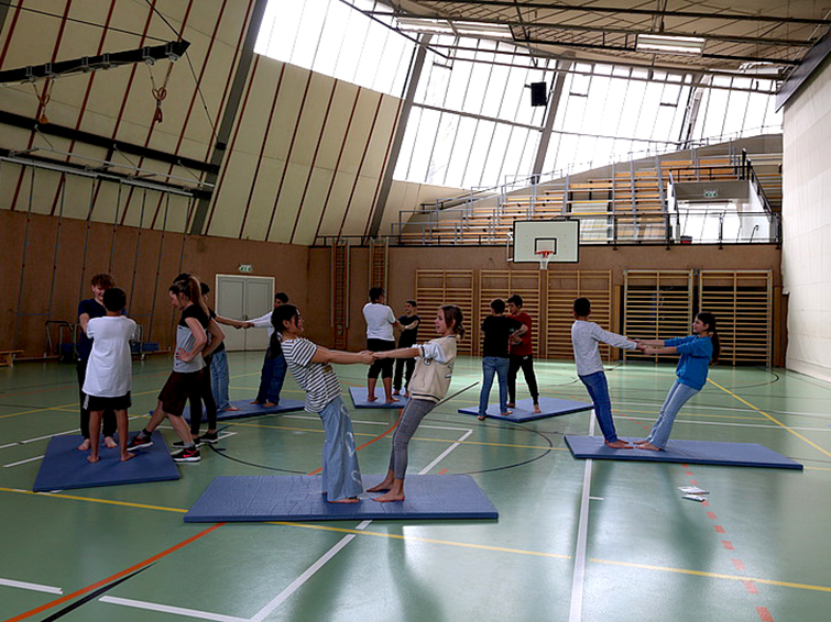 Schüler*innen in der Rundsporthalle in Wien Favoriten