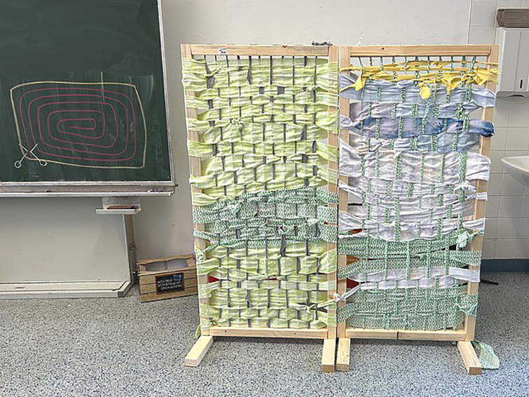 Endergebnis des Innovationsvorhabens „Test-Settings für neue Unterrichtspraktiken“: ein Raumteiler aus Holz und Textil