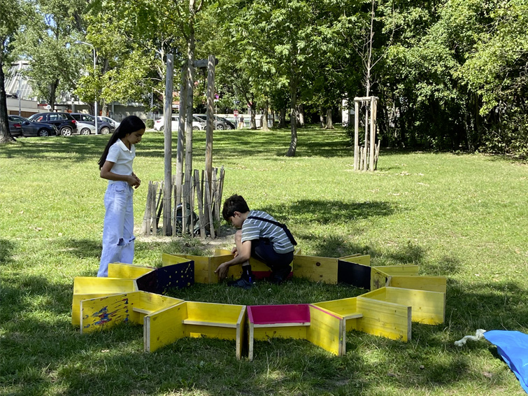 Kinder bauen mit gelben BiB-Lab-Hockern einen Raum