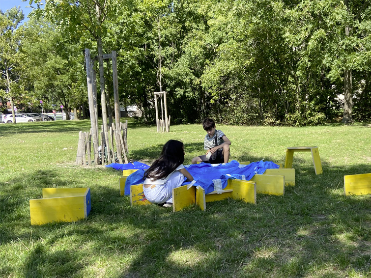 Kinder bauen mit gelben BiB-Lab-Hockern einen Pool