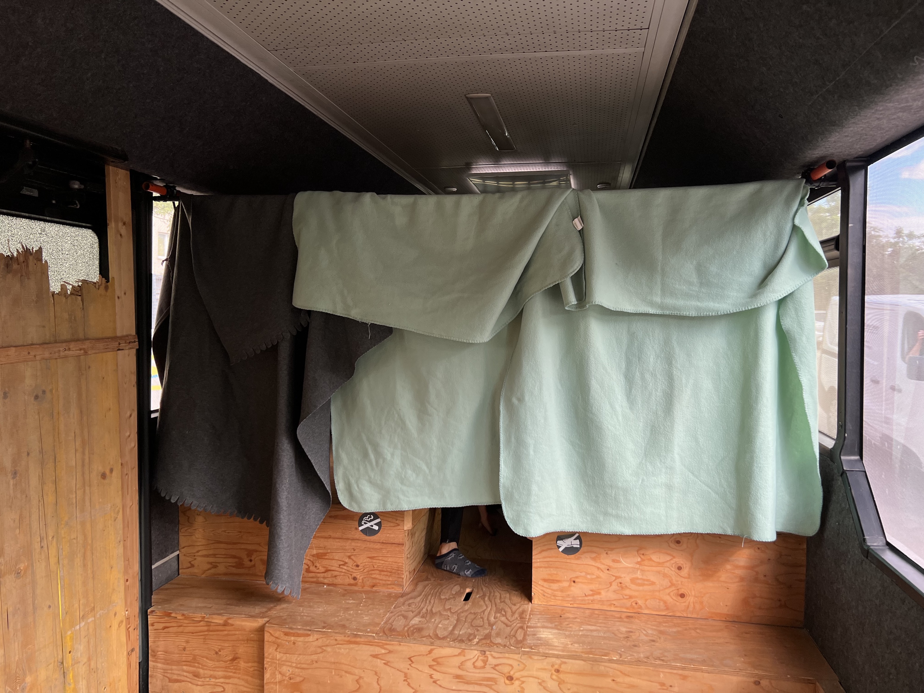 Foto aus dem Bus-Labor. Der hinterer Bereich des Busses ist zur Gänze mit Decken abgedeckt sodass sich dahinter Kinder gut verstecken können.