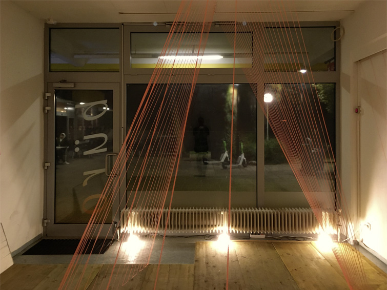 Installation aus orangen Seilen im BiB-Lab Grätzl-Labor