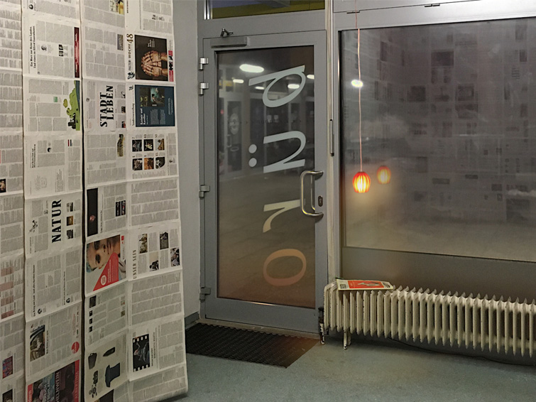 Installation aus Zeitungspapier im BiB-Lab Grätzl-Labor