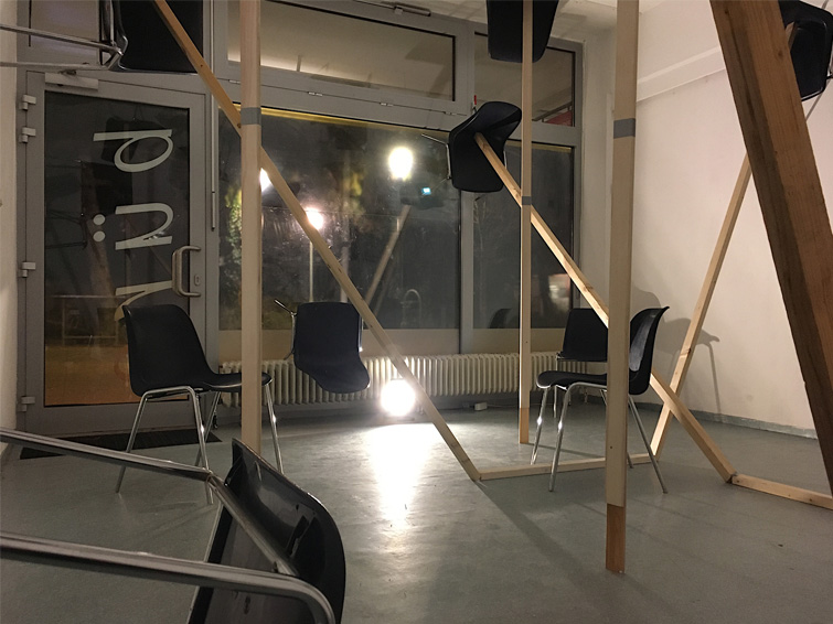 Installation mit schwebenden Stühlen im BiB-Lab Grätzl-Labor