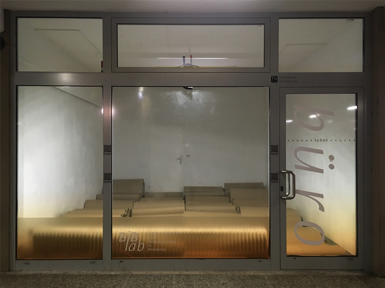 Wellenförmige Installation aus Malerpapier im BiB-Lab Grätzl-Labor