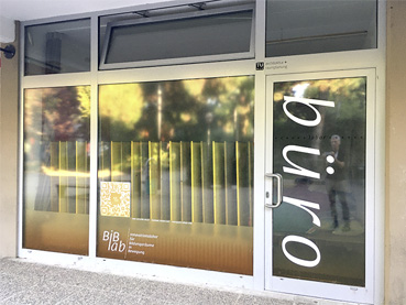 Schaufenster es BiB-Lab Grätzl-Labor-büros mit einer Installation von Norbert Lechner