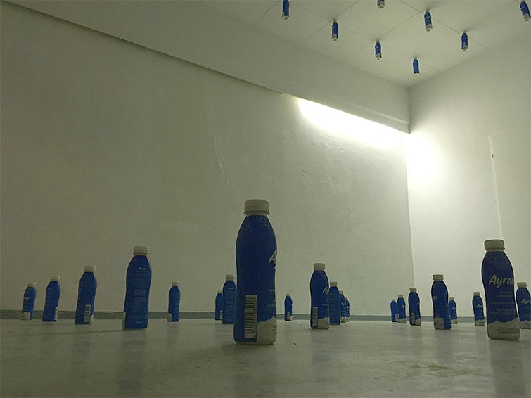 Installation mit blauen Ayran-Flaschen im BiB-Lab Grätzl-Labor