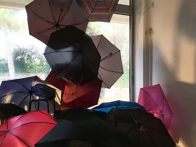 Installation aus Regenschirmen im BiB-Lab Grätzl-Labor