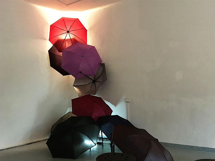 Installation aus Regenschirmen im BiB-Lab Grätzl-Labor