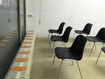 Rauminstallation mit schwarzen Stühlen