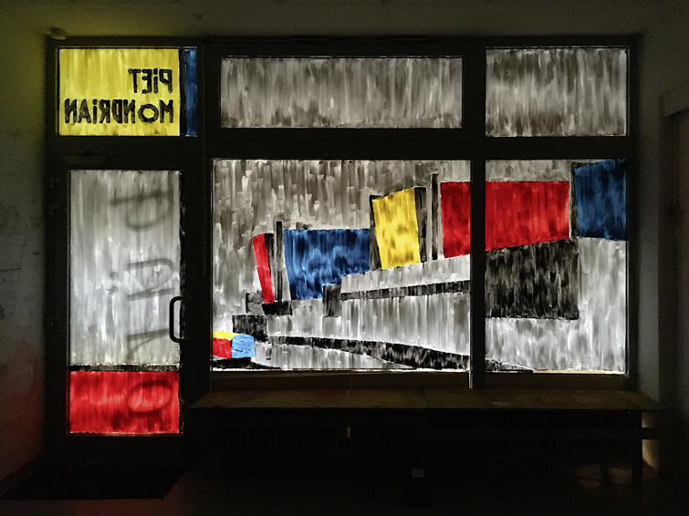 Malerei auf dem Schaufenster des BiB-Lab Grätzl-Labor im Stil von Piet Mondrian