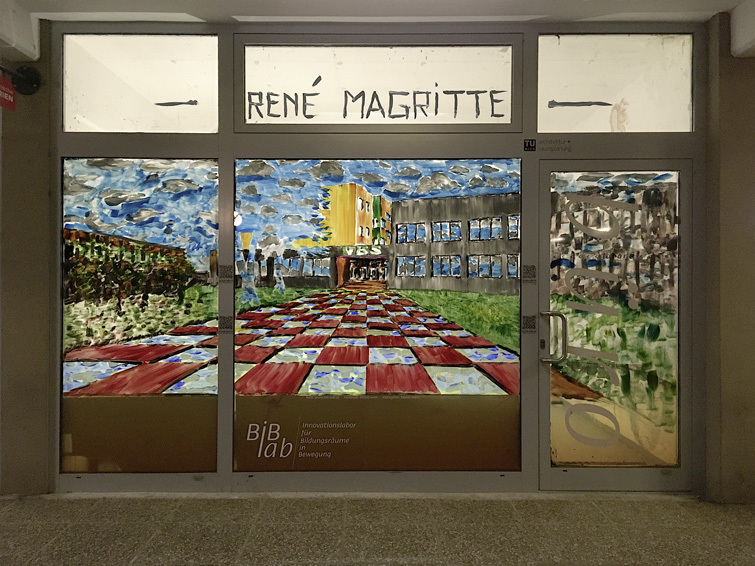 Malerei auf dem Schaufenster des BiB-Lab Grätzl-Labor im Stil von René Magritte