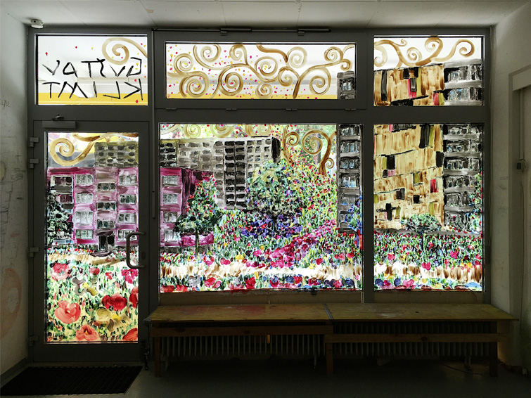Malerei auf dem Schaufenster des BiB-Lab Grätzl-Labor im Stil von Gustav Klimt