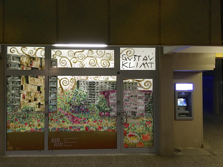 Malerei auf dem Schaufenster des BiB-Lab Grätzl-Labor im Stil von Gustav Klimt