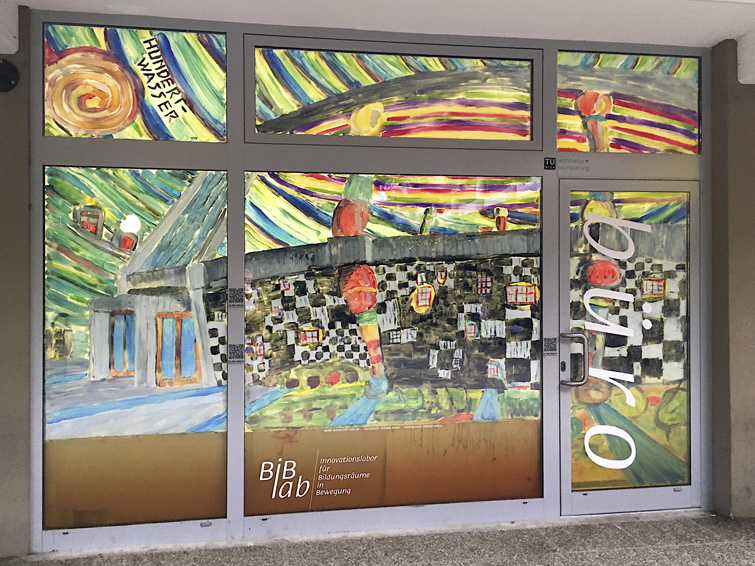Malerei auf dem Schaufenster des BiB-Lab Grätzl-Labor im Stil von Friedensreich Hundertwasser