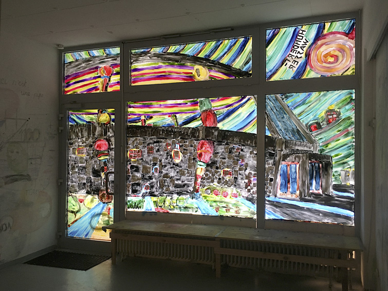 Malerei auf dem Schaufenster des BiB-Lab Grätzl-Labor im Stil von Friedensreich Hundertwasser
