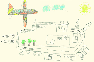 Kinderzeichnung, auf der Gebäude, u.a. eine Schule, eine Straße, Bäume und ein Flugzeug zu sehen sind
