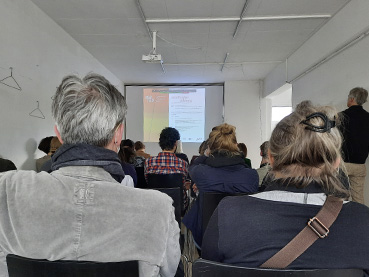 Das Grätzl-Labor beim Stadtsalon Bildung mit Publikum im Vordergrund und Blick auf die Leinwand