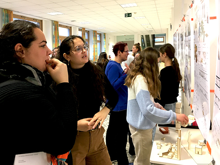 Lehrerin und Studierende unterhalten sich über den Entwurf