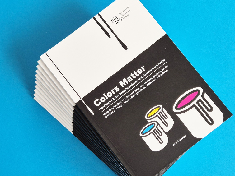 Ein Stoß Bücher "COLORS MATTER. Handbuch für das Experimentieren und Gestalten mit Farbe"