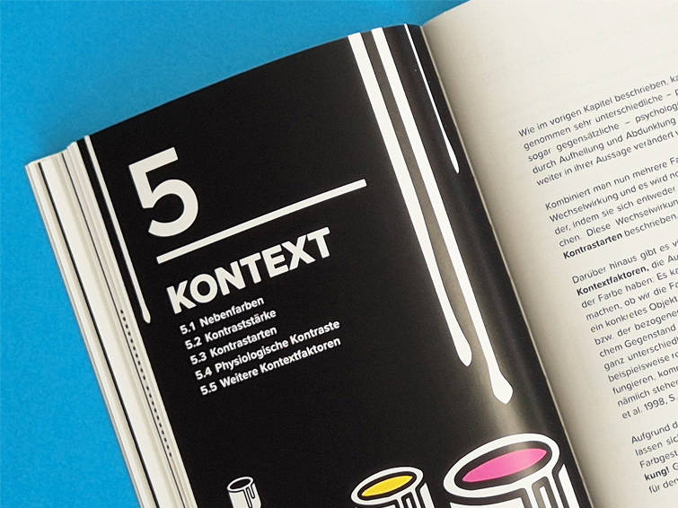 Aufgeschlagenes Buch "COLORS MATTER. Handbuch für das Experimentieren und Gestalten mit Farbe"