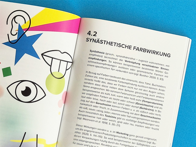 Aufgeschlagenes Buch "COLORS MATTER. Handbuch für das Experimentieren und Gestalten mit Farbe": Synästhetische Farbwirkung