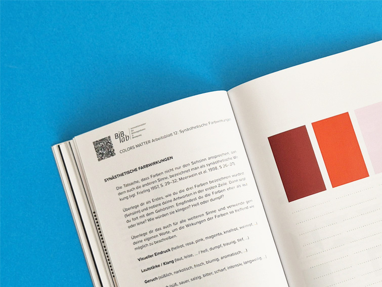 Aufgeschlagenes Buch "COLORS MATTER. Handbuch für das Experimentieren und Gestalten mit Farbe": Arbeitsblatt