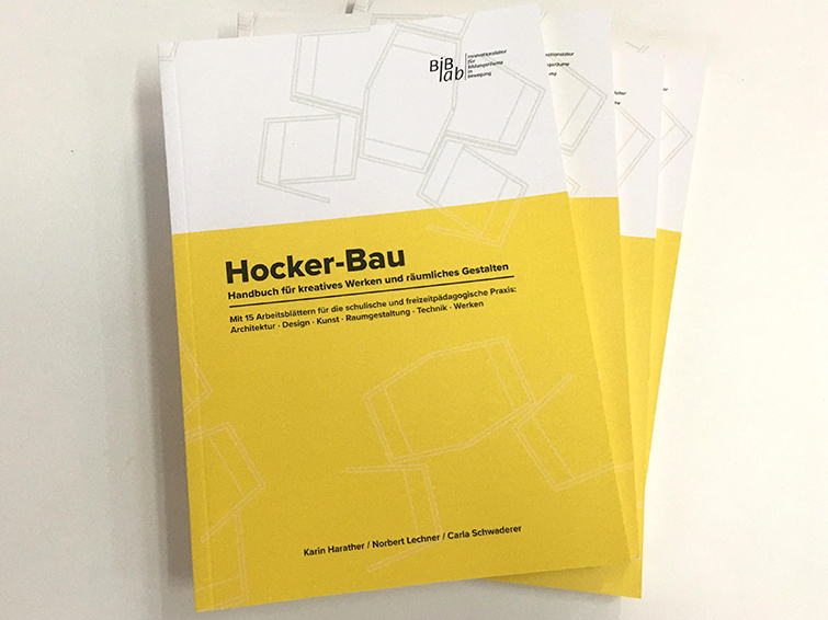 Mehrere Exemplare des Buches "Hocker-Bau"